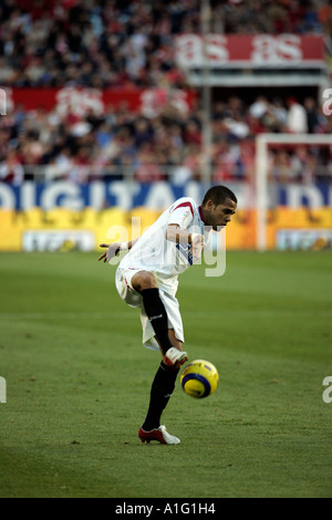 Daniel Alves, joueur brésilien du FC Séville, controling ball lors d'un jeu Banque D'Images