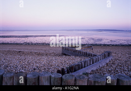 Plage de Calshot dans le Hampshire, au bord du parc national New Forest, au coucher du soleil. Banque D'Images