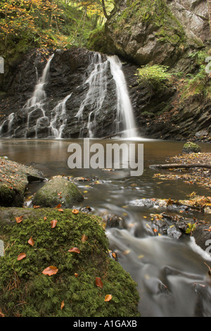 Cascade secrète en automne Banque D'Images