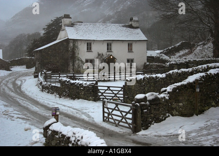 Yew Tree Farm une ferme traditionnelle dans le district du lac sous une couverture de neige de l'hiver Banque D'Images