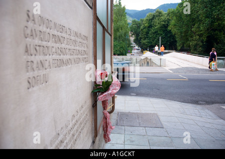 Roses rouges par la plaque en face du pont Latin où l'Archiduc Franz Ferdinand a été assasinated Sarajevo Bosnie et Herzégovine Banque D'Images