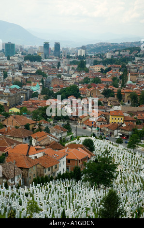 Vue sur un cimetière de guerre Sarajevo Bosnie-Herzégovine Banque D'Images