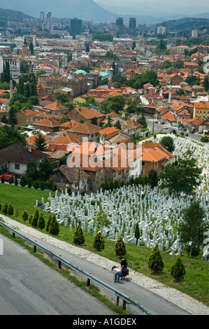 Vue sur un cimetière de guerre Sarajevo Bosnie-Herzégovine Banque D'Images