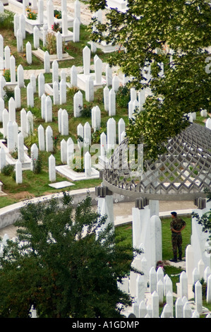 Un soldat monte la garde à un cimetière de guerre Sarajevo Bosnie-Herzégovine Banque D'Images