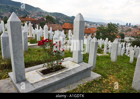 Vue sur un cimetière de guerre Sarajevo Bosnie-Herzégovine Banque D'Images