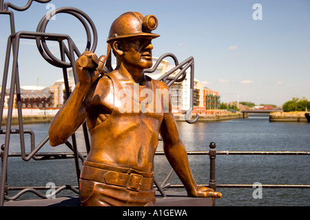 Depuis la fosse à Port mineurs statue Cardiff Bay South Wales Banque D'Images