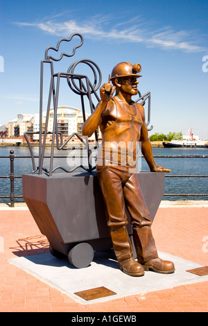 Depuis la fosse à Port mineurs statue Cardiff Bay South Wales Banque D'Images