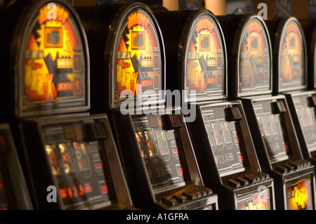 Ligne de machines à sous dans une arcade amusment UK Banque D'Images