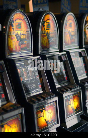 Ligne de machines à sous dans une arcade amusment UK Banque D'Images