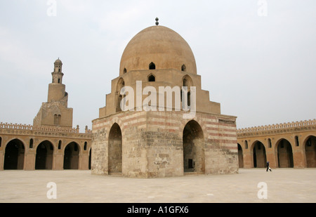 La tombe centrale et cour de la mosquée Ibn Tulun Caire Egypte Banque D'Images