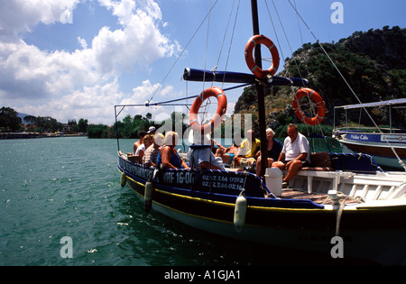 Les touristes européens sur un bateau dans la rivière Dalyan, côte égéenne de la Turquie Banque D'Images