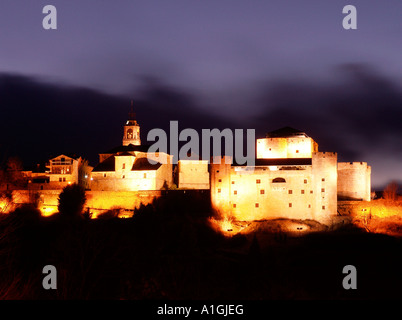 Église romane de Nuestra Señora del Azogue et château, Puebla de Sanabria. La province de Zamora, Castille-Leon, Espagne Banque D'Images