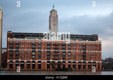 Vue sur le quai de l'Oxo tower Victoria Embankment pendant le coucher du soleil Londres Uk Banque D'Images