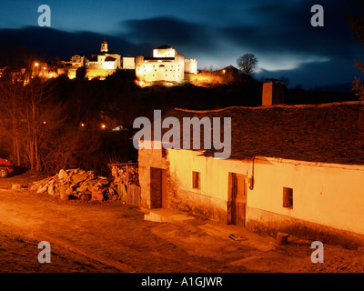 Puebla de Sanabria église romane de Nuestra Señora del Azogue et château en arrière-plan Zamora province Espagne Banque D'Images