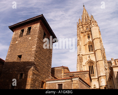 Église de San Tirso et clocher de la Cathédrale Oviedo Asturias Espagne Banque D'Images