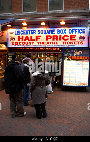 Les gens font la queue pour discounted west end theatre tickets, Leicester square, London, UK Banque D'Images