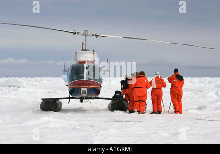 Les observateurs de phoques du Groenland de l'Atlantique Nord sur le côté d'helicopter Canada Banque D'Images