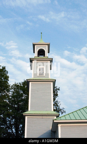 Clocher de l'Église contre les branches d'arbres et ciel New Hampshire USA Banque D'Images