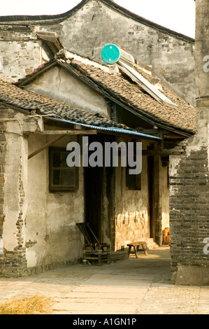 Maison de village avec chauffe-eau solaire sur le toit de tuiles, Xitang, Chine Banque D'Images