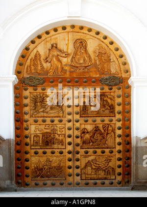 La porte d'entrée de la cathédrale dans la petite et charmante ville de Copacabana situé sur les rives du lac Titicaca en Bolivie Banque D'Images