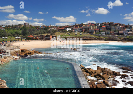 Bronte Beach, bains d'eau salée avec les nageurs, les Banlieues Est, Sydney, New South Wales, Australia Banque D'Images