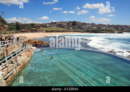 Bronte Beach populaires et des bains d'eau salée avec des nageurs dans la banlieue est de Sydney, Nouvelle Galles du Sud en Australie Banque D'Images