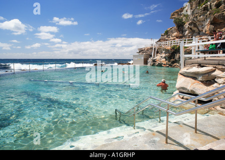 Bronte Beach populaires et des bains d'eau salée détail avec des nageurs dans la banlieue est de Sydney, Nouvelle Galles du Sud en Australie Banque D'Images