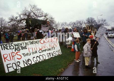 Autoroute M11 Link Road protester "George Green" de l'East London Wanstead ancienne protestation arbre châtaignier coupé 1993 Londres 1990 UK HOMER SYKES Banque D'Images