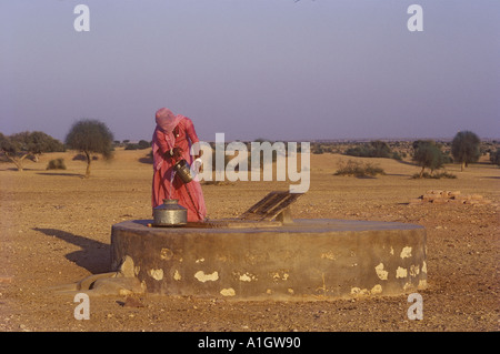 Les femmes tirent l'eau d'un village et l'Inde Banque D'Images