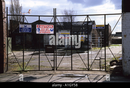 Des grilles verrouillées de locaux en cours de démolition à Leeds UK Banque D'Images