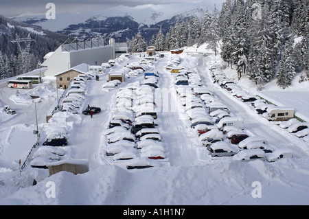 Voitures couvert dans beaucoup de neige dans le parc de voiture Banque D'Images