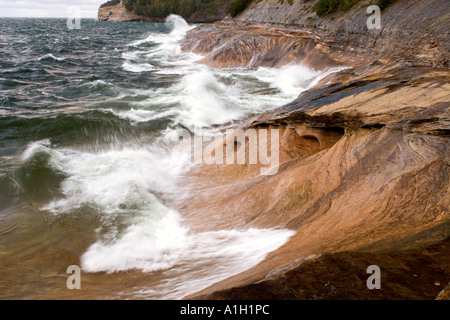 Vagues se briser le long de la rive du Pictured Rocks National Lakeshore, Michigan Banque D'Images