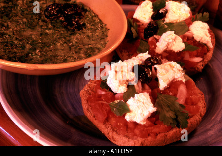 Dakos crétois. Paximadi Rusk avec tomates, huile d'olive, fromage feta et olives Banque D'Images