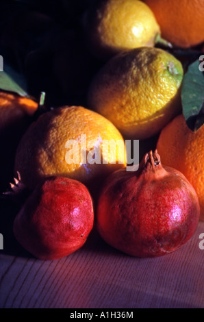 Choix de fruits frais grenades Citrons et oranges Banque D'Images
