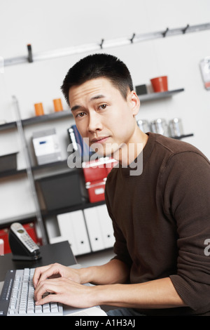 Portrait d'un homme d'affaires à l'aide d'un ordinateur Banque D'Images