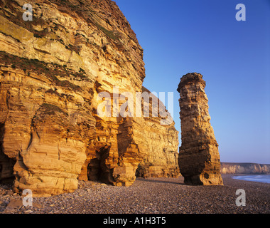 Une pile de roche érodée connu comme 'Lots femme' dans Marsden Bay, sur South Tyneside Banque D'Images