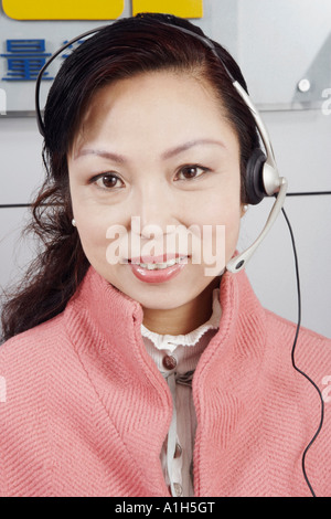 Portrait of a young woman wearing a headset Banque D'Images