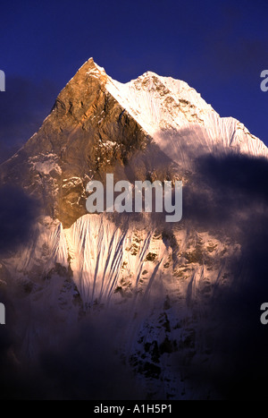 Machhapuchhare et nuages dans le sanctuaire de l'Annapurna au Népal Banque D'Images