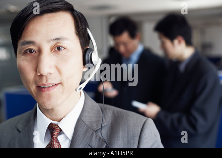 Portrait d'un représentant du service clientèle de porter un casque Banque D'Images