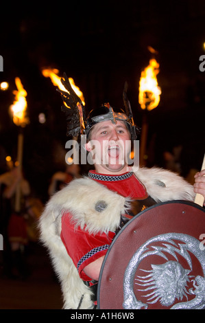 L'homme en costume à jusqu'Helly-Aa, Shetland's fire festival annuel Banque D'Images