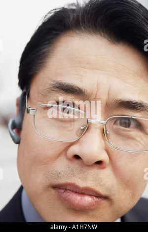 Portrait d'un homme portant un dispositif mains libres Banque D'Images