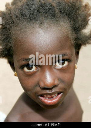 De grands yeux fille Peul qui Sarapati La Gambie village Banque D'Images