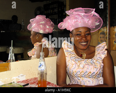 Femme au restaurant habillé pour la fonction de la famille de la Gambie Kololi Banque D'Images