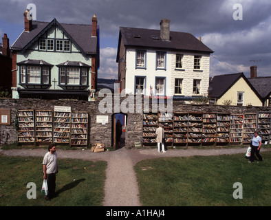 Une boutique de livres dans le sol du château de Hay on Wye célèbre pour ses boutiques de livres d'occasion Banque D'Images