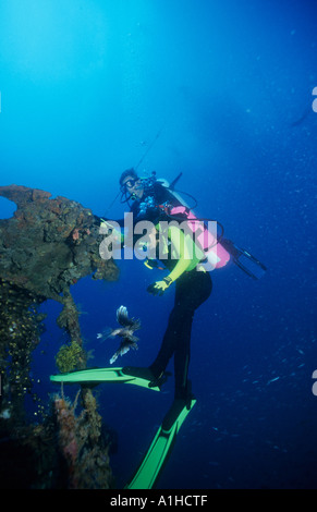 Plongeurs sur la superstructure du Nanshin Maru épave de la croissance et de l'île Black poisson-papillon l'Île Coron Palawan Philippines Banque D'Images