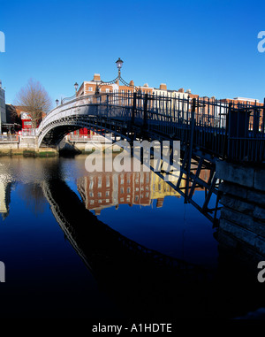 La moitié 1/2 penny penny Bridge, River Liffey, Dublin, iold pont à péage pour piétons traversant sur l'une des plus célèbres rivières, Banque D'Images