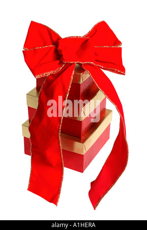 Grand arc sur le dessus de la pile de cadeaux de Noël Banque D'Images