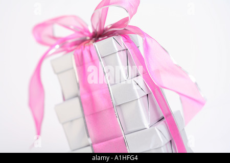 Pile de cadeaux avec noeud rose Banque D'Images