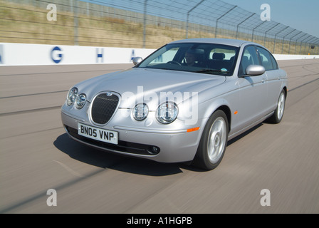 Jaguar S-type à Rockingham Motor Speedway. Banque D'Images