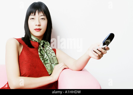 Portrait of a young woman holding a mobile phone Banque D'Images